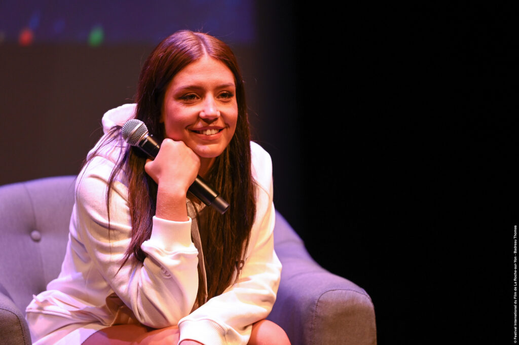photo de l'actrice Adèle Exarchopoulus assis sur un fauteuil