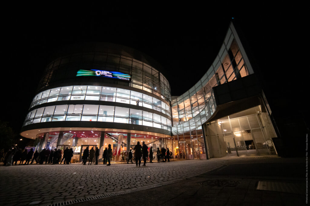 photo du grand R la salle de spectacle de la roche sur yon de nuit avec les couloirs tous allumés