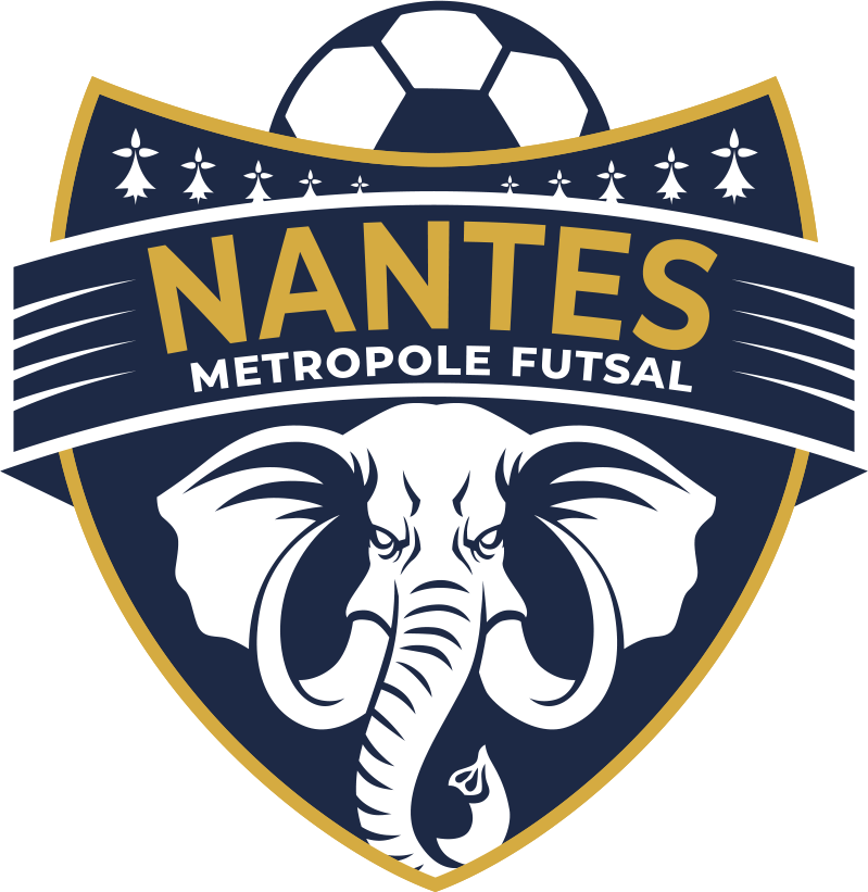 Logo du club Nantes Métropole Futsal : blason bleu marine bordé d’or. En haut, un ballon de football stylisé. Le nom "NANTES" est écrit en lettres capitales dorées, avec "MÉTROPOLE FUTSAL" en blanc en dessous. À l’intérieur du blason, un éléphant blanc stylisé avec un regard déterminé. En arrière-plan, des hermines blanches symbolisent la région Bretagne.