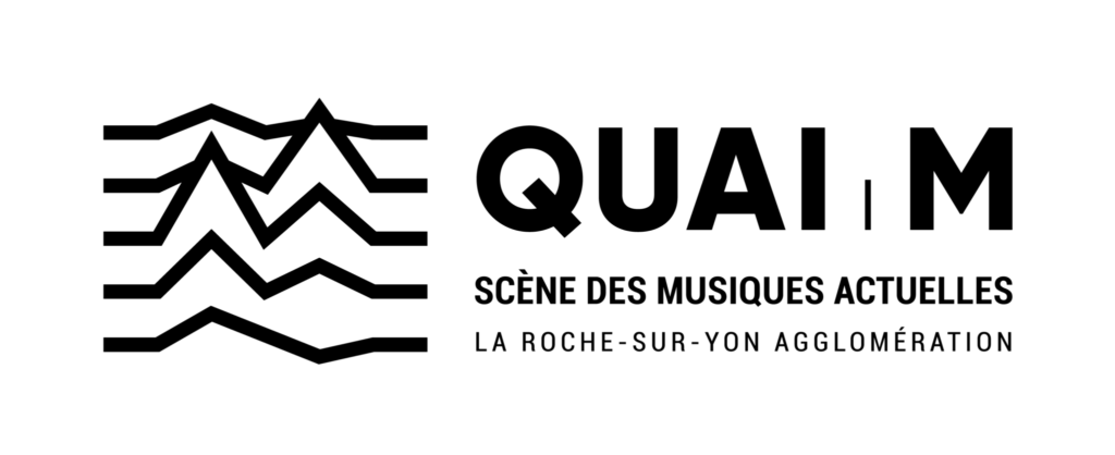 Logo du Quai M – La Roche-sur-Yon : représentation graphique d’un “Q” stylisé en noir, dont la queue forme un angle droit évoquant une scène ou une salle. À droite, le nom “Quai M” est écrit en lettres majuscules modernes, suivi de “La Roche-sur-Yon” en plus petit.