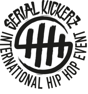 Logo de Serial Kickerz – International Hip Hop Event : texte en lettres capitales stylisées formant un cercle autour d’un symbole central. En haut : "SERIAL KICKERZ", en bas : "INTERNATIONAL HIP HOP EVENT". Au centre, un dessin évoquant une grille verticale stylisée avec cinq barres noires, rappelant un poing ou une représentation urbaine, dans un cercle noir.