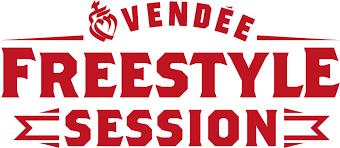 Logo de la Vendée Freestyle Session : texte en rouge avec une typographie dynamique et angulaire. En haut, le mot "Vendée" est accompagné du logo en forme de cœur vendéen stylisé. En dessous, les mots "FREESTYLE SESSION" sont inscrits en majuscules, encadrés par des éléments graphiques en forme de flèches pointant vers l’extérieur.