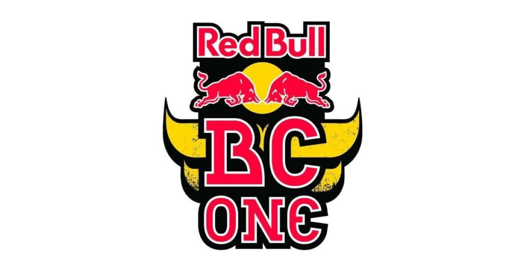 Logo du Red Bull BC One : le texte "Red Bull" en rouge sur fond noir au sommet, accompagné de deux taureaux rouges se faisant face devant un cercle jaune. En dessous, les lettres "BC ONE" sont affichées en rouge avec un contour blanc et noir, sur un fond noir orné d’ailes jaunes stylisées, évoquant puissance et mouvement.