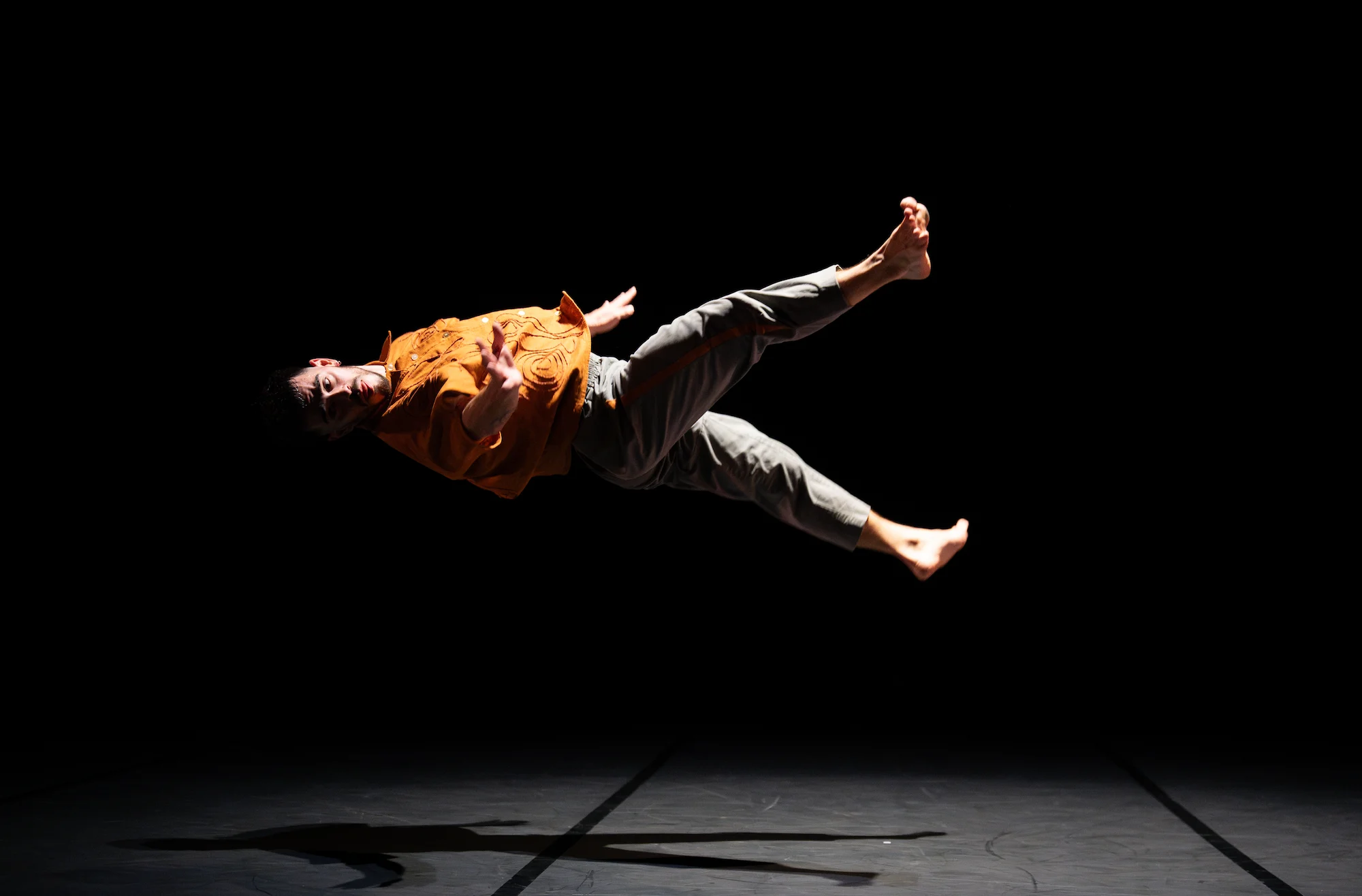 Dancer doing jump during ces choses qui restent, show by Aniaan Compagnie