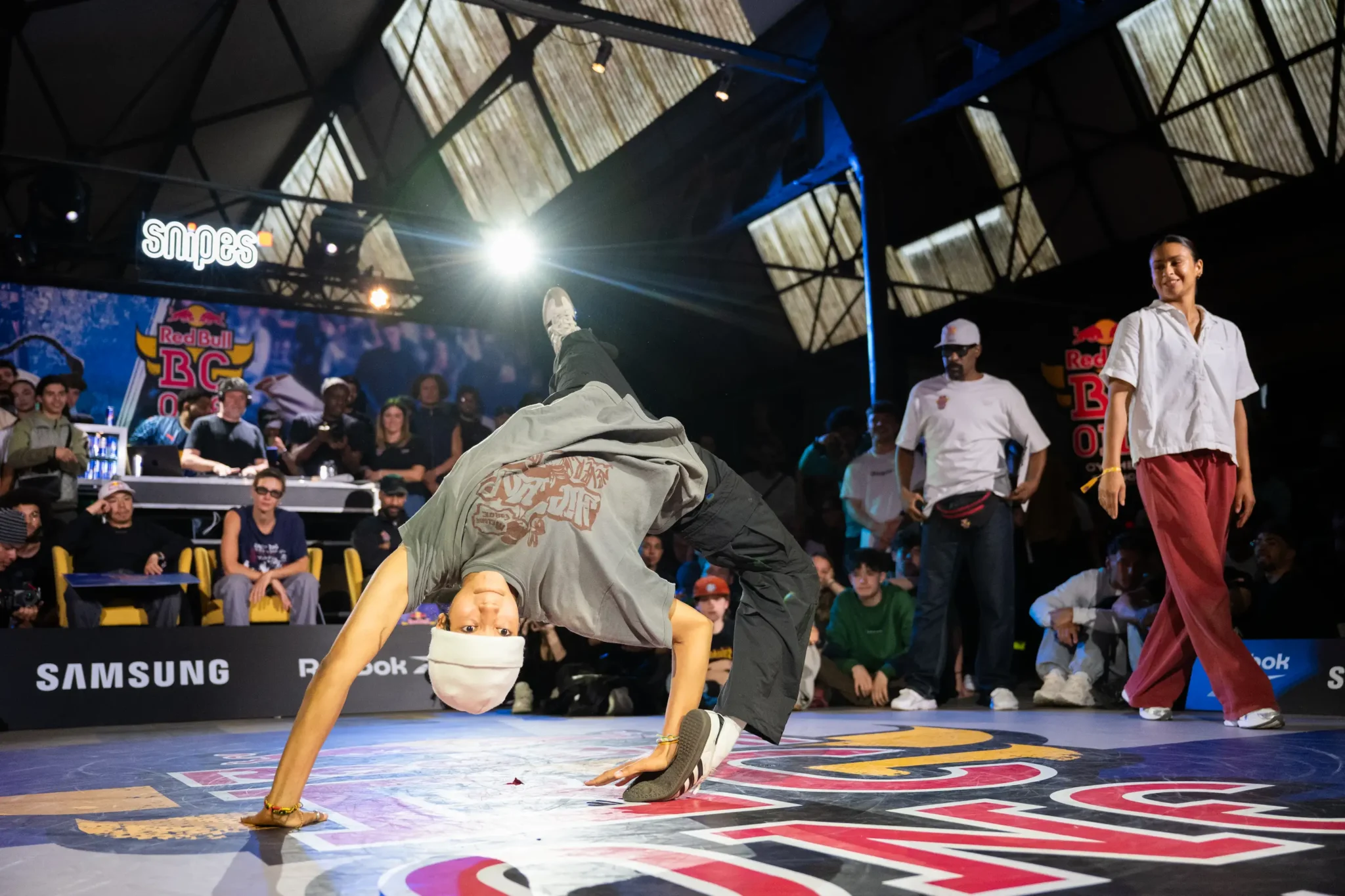 Sissy Flexible freez de sissy , signature move durant le Redbull bc one france cypher 2025