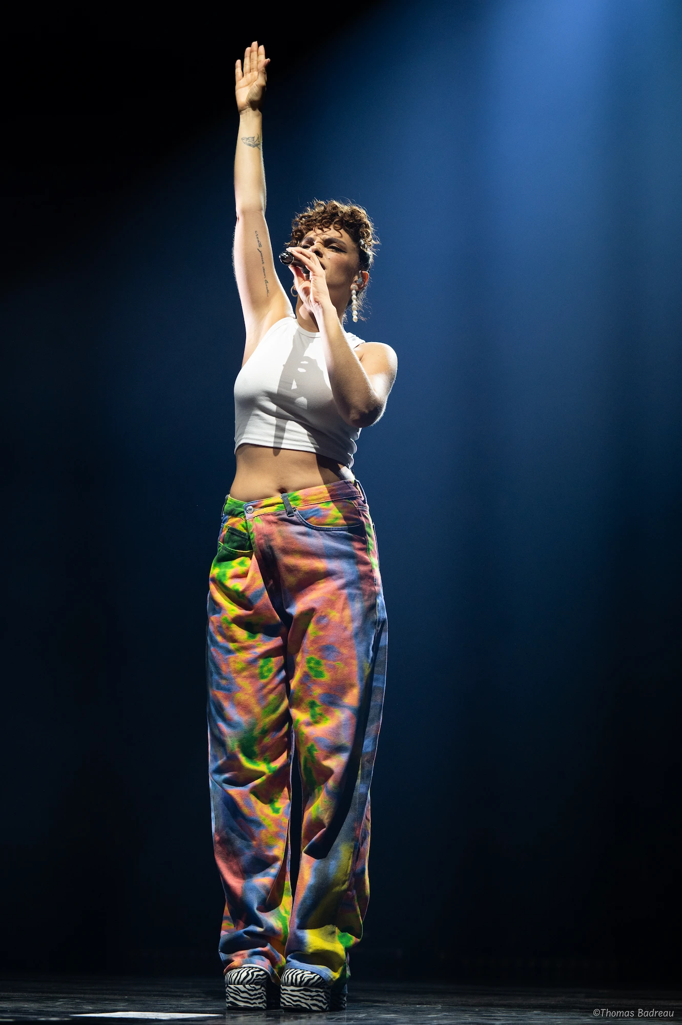 Anabel 3 Anabel chantant et motivant la foule a la suivre lors d'une de ses chansons en première partie de matt pokora