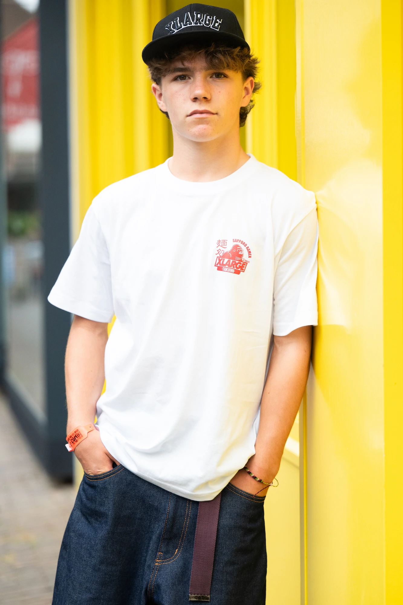 Bboy ruben portant la collection Large us et la collaboration avec takumli ramen dans les rue de Heerlen durant l'ire 2025