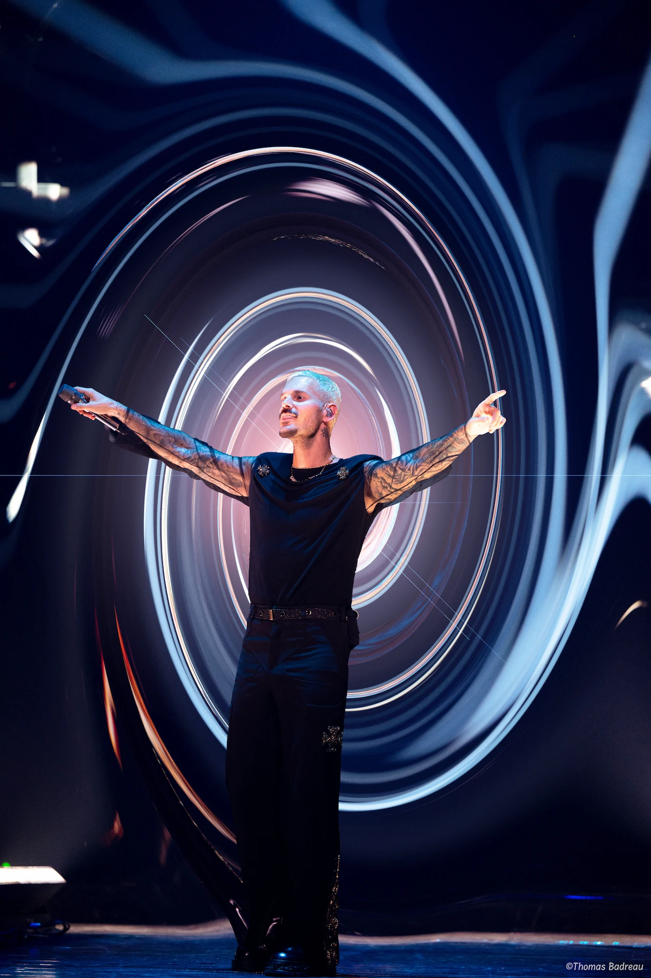 Matt pokora 6 Matt pokora écoutant ses fan reprendre sa chanson au zénith de Nantes lors de son concert .