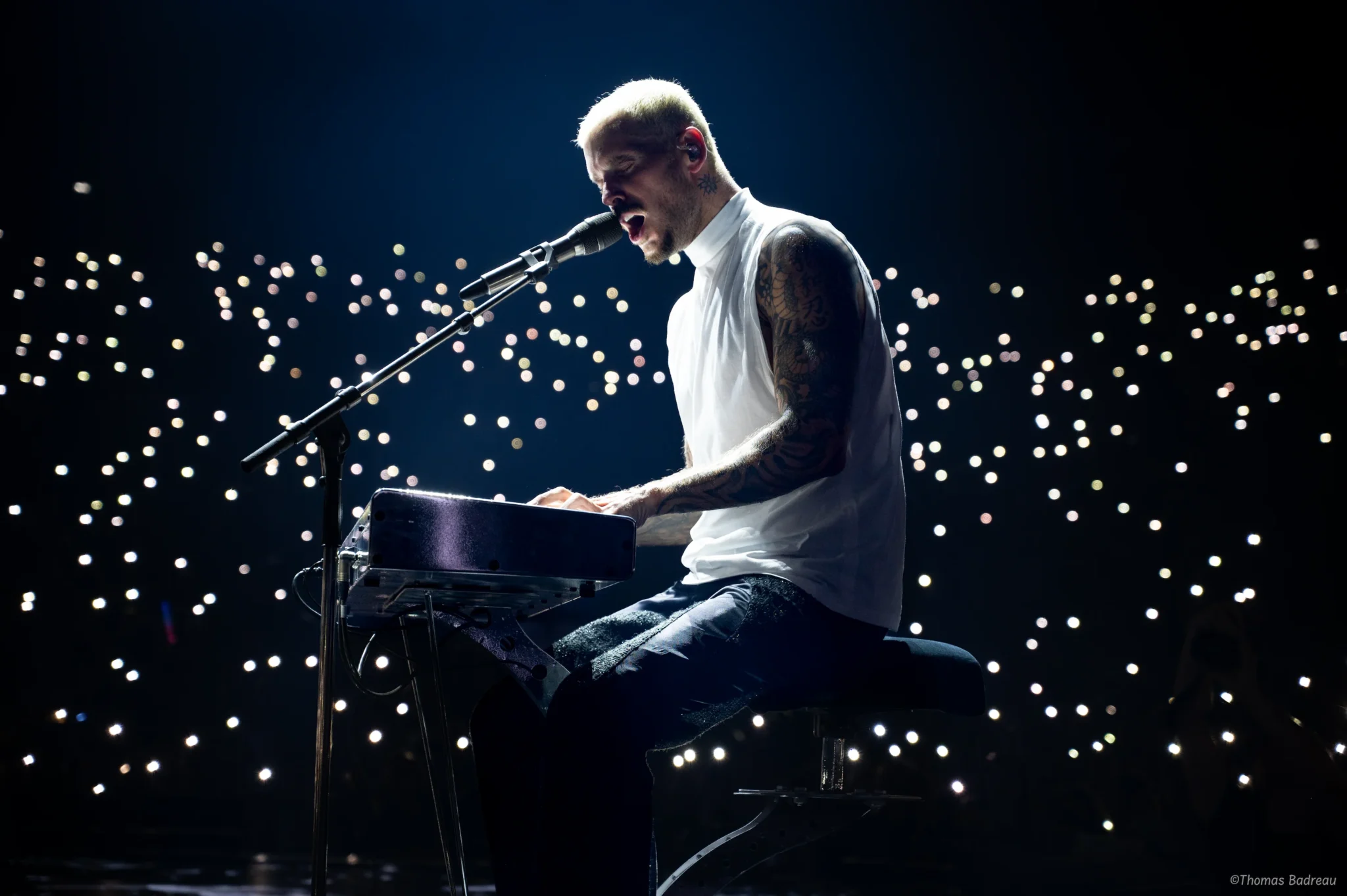 matt pokora 3 Focus sur mat tpokora chantant et jouant du piano au zénith de Nantes