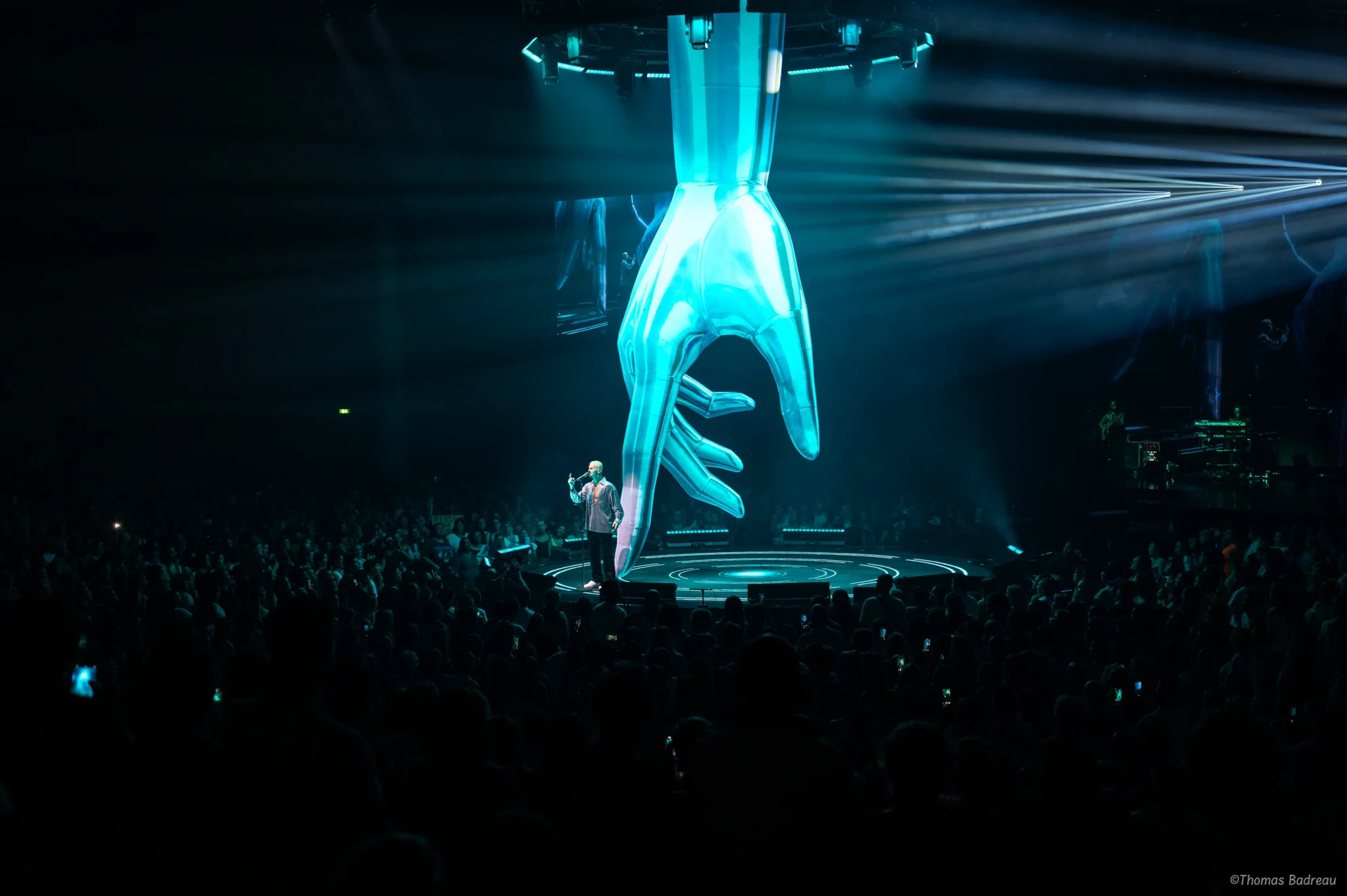 Matt pokora 2 Chanson de Matt pokora avec la main de la scénographie a même la scène au zénith de Nantes